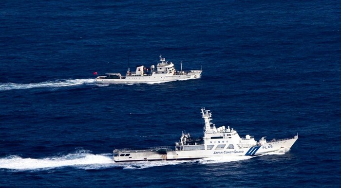 Tàu Cảnh sát biển Nhật Bản "kè" nhau với tàu Ngư Chính Trung Quốc trên biển Hoa Đông